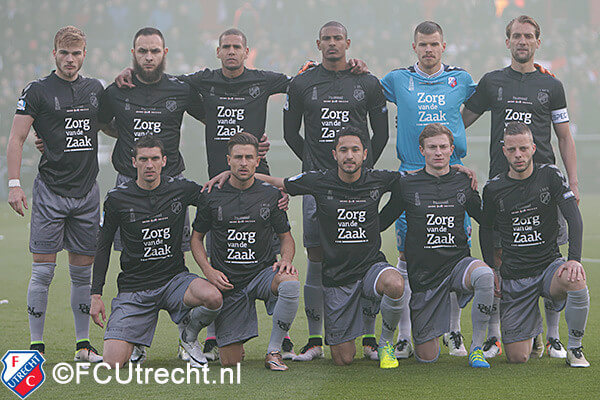 De grijze outfit van FC Utrecht in een vuurwerkmistige Kuip. Foto: Frank Zilver