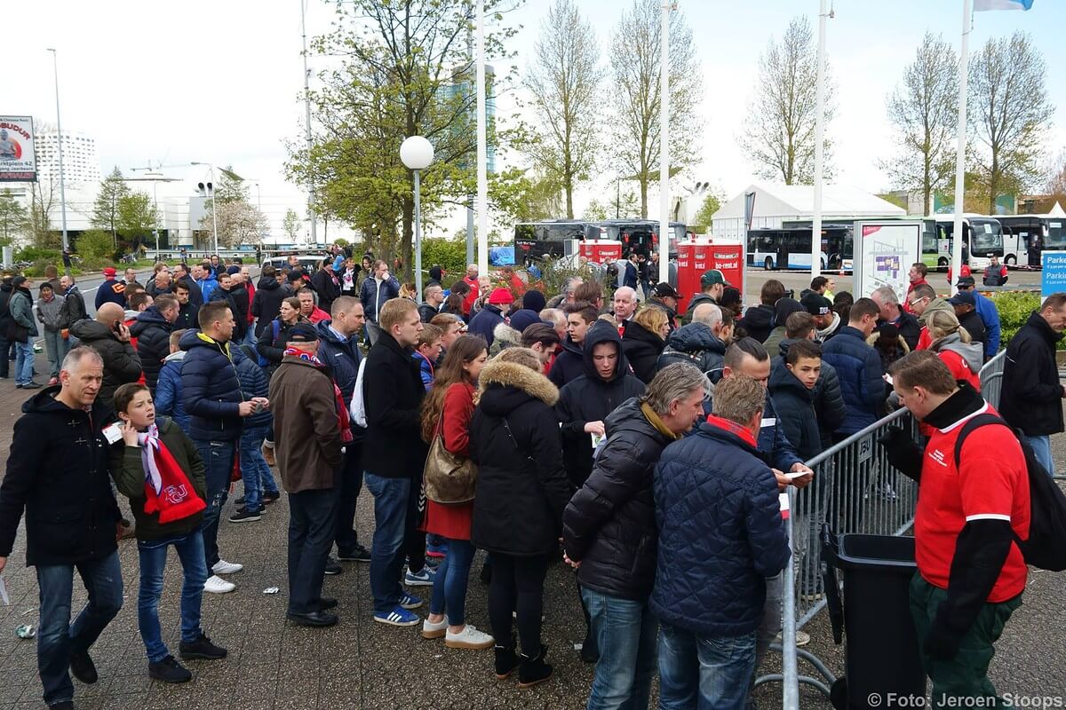 Grote drukte bij de verzamelplaats van de bussen. Foto: Jeroen Stoops