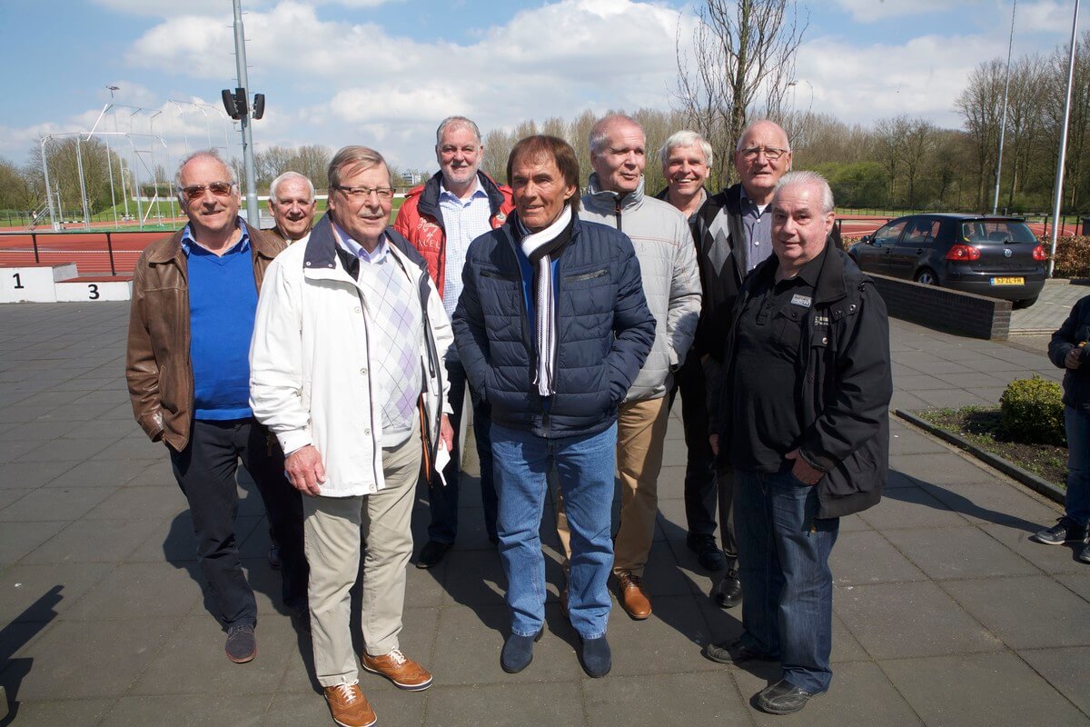 Oud-voetballers van Elinkwijk: Jan Pagie, Gerard Hogenbirk, Karel Sulzle, de kleine Co Alflen, Jan Verkaik, Ser Nieuwhoff, Piet Mackaay