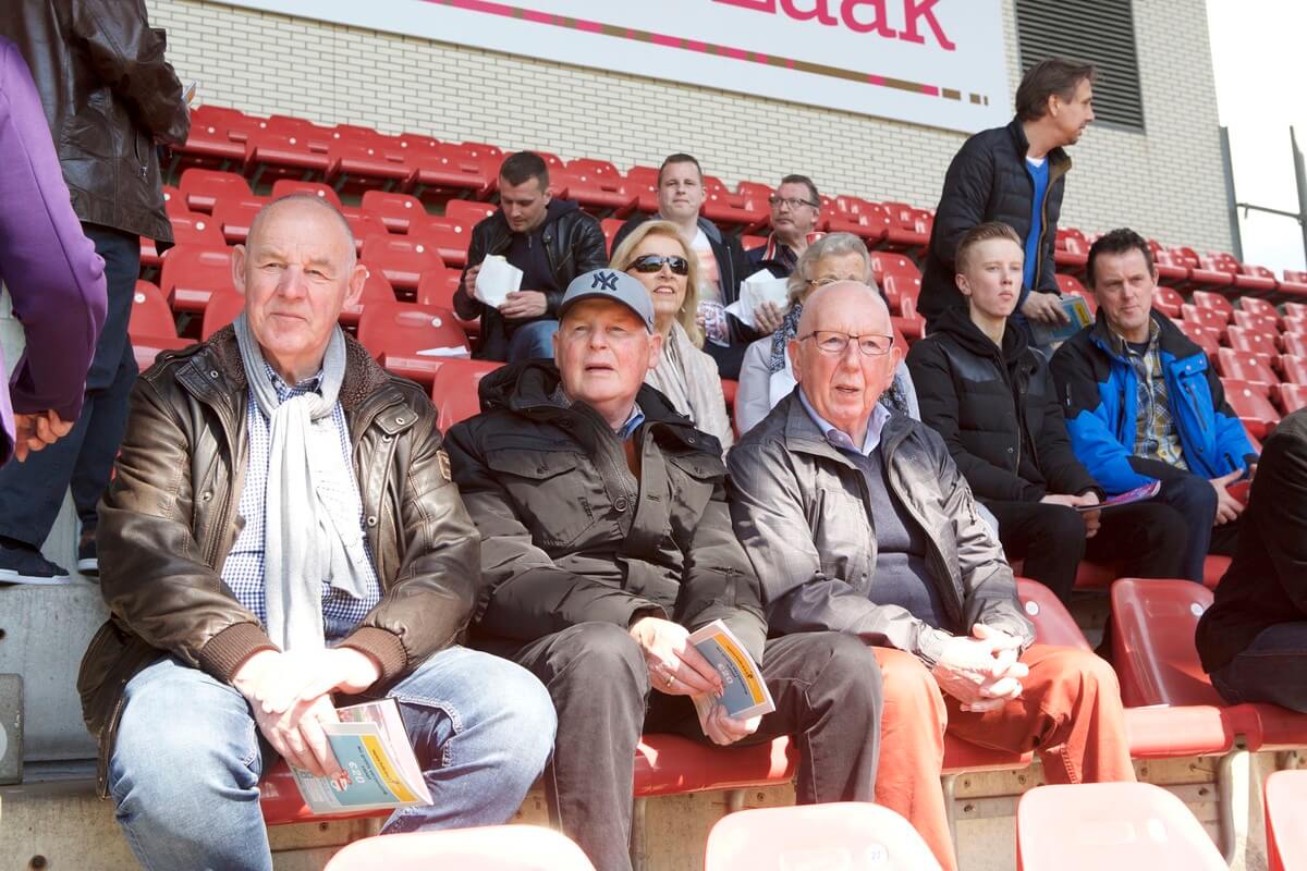 Oud-voetballers op de tribune.