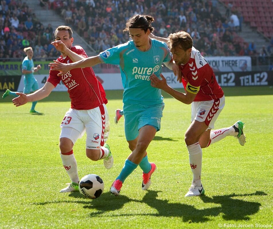 Brama en Janssen proberen Twente-spits Unal te stoppen. Foto: Jeroen Stoops