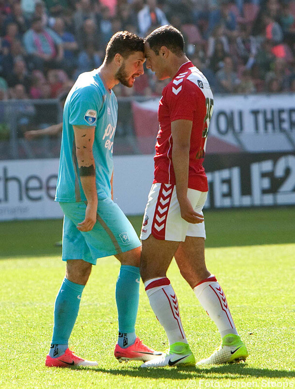 Klich en Amrabat in gesprek na wat shirttrekkerij. Foto: Jeroen Stoops