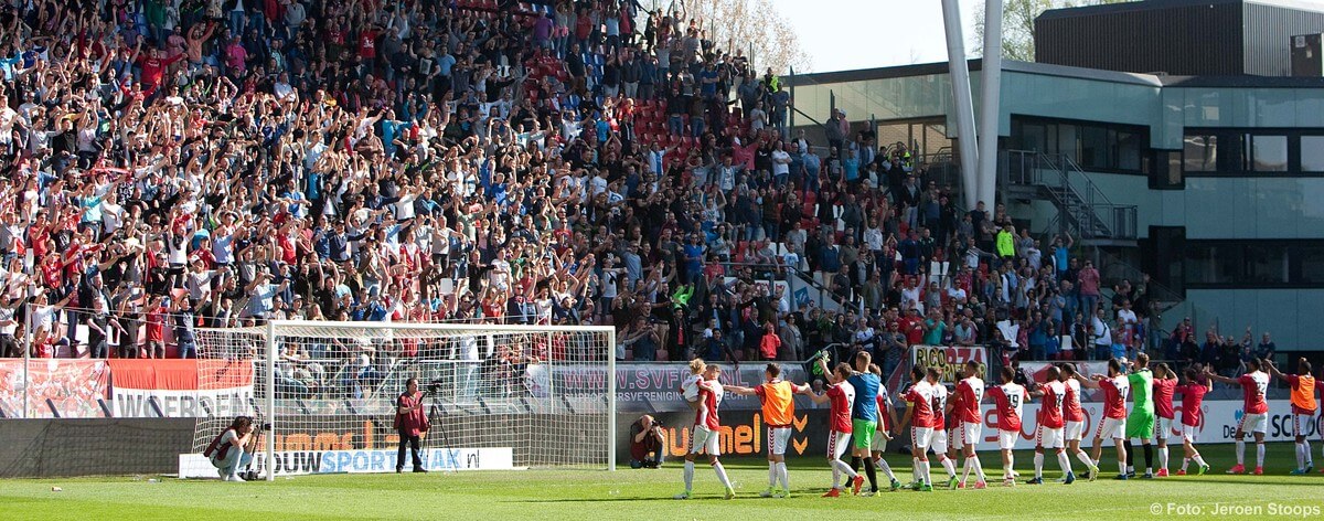 De 12e man wordt door de spelers bedankt. Foto: Jeroen Stoops