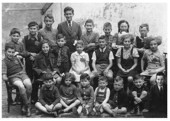 Félice Leendertz-Polak, in het witte jurkje, in 1942 op een plaatsje achter de synagoge in Deventer. Foto: dhr. Meier de Leeuw