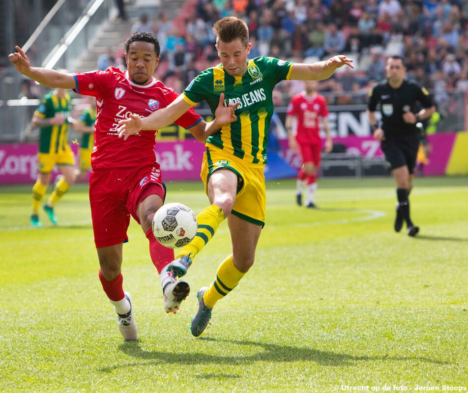 Emanuelson kreeg door de blessure van Ayoub een basisplaats. Hier is hij in duel met Goppel.