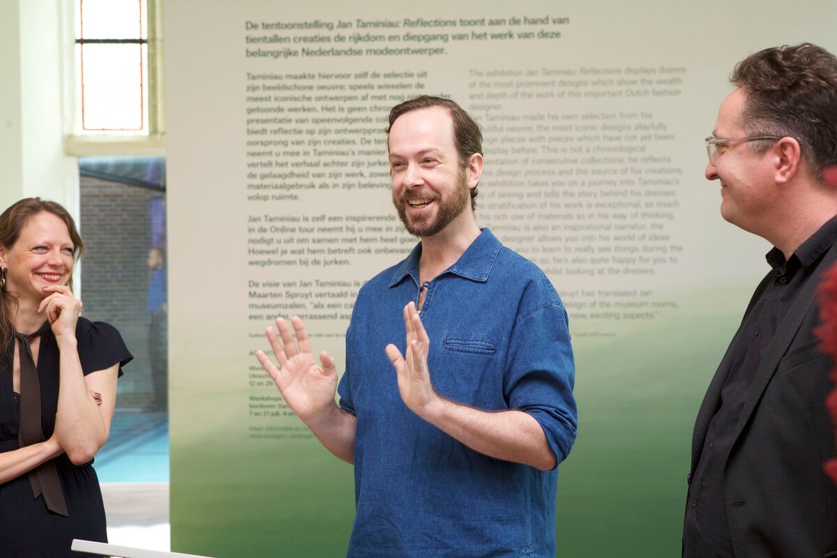 Taminiau en links Ninke Bloemberg (modeconservator van CM) en rechts Bart Rutten (directeur CM). Foto: Ton van den Berg