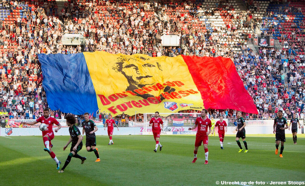 Eerbetoon aan oud-speler Nesu. Foto: Jeroen Stoops