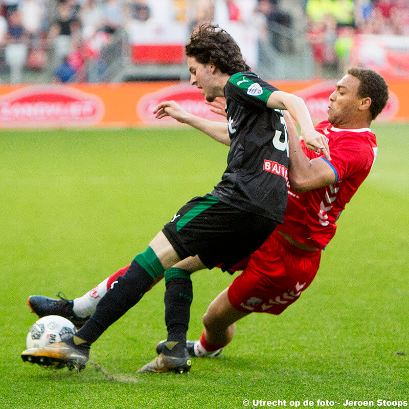 Desser doet er alles aan om Van de Looi te stoppen. Foto: Jeroen Stoops