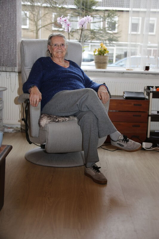 Theresia Dhont in haar woonkamer in Overvecht. Foto: M. van Rossum