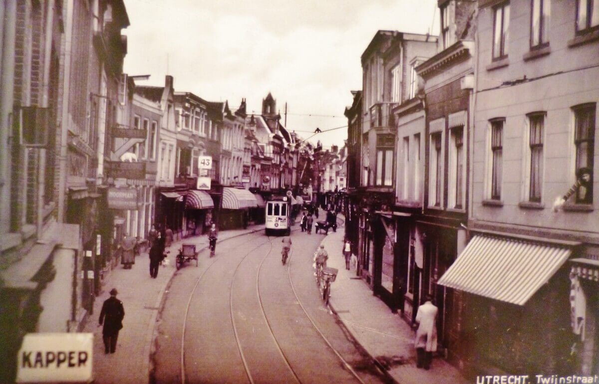 De Twijnstraat in de tijd dat er nog een tram reed. Foto: Archief Jansen