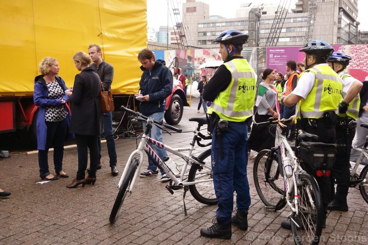 GroenLinkser Sargentini doet haar relaas tegen de pers.