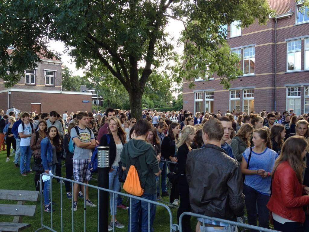 Lange rijen bij de aanmelding bij UIT. Foto: twitter R. Brouwer