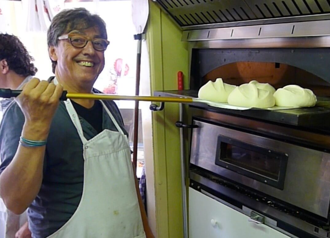 Gerry bij de bakoven. Foto: Ton van den Berg