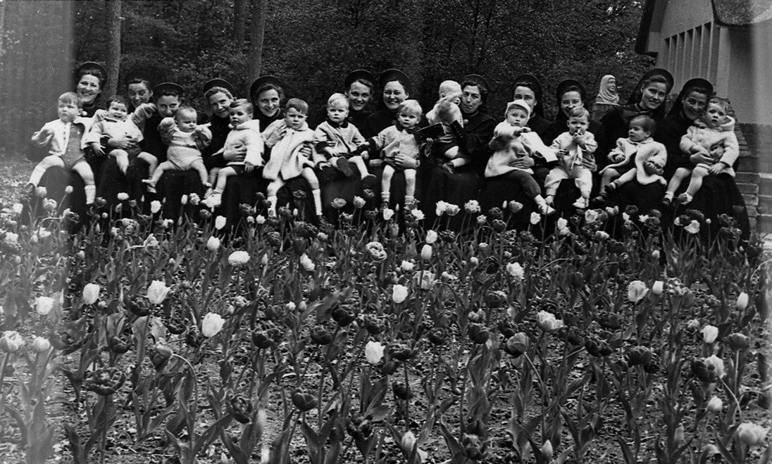 Zusters en kinderen van Wijk C in 1957. Foto: Volksbuurtmuseum