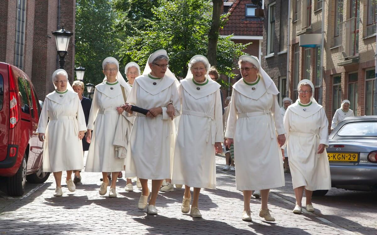 Zusters Augustinessen in de Waterstraat. Foto: Ton van den Berg