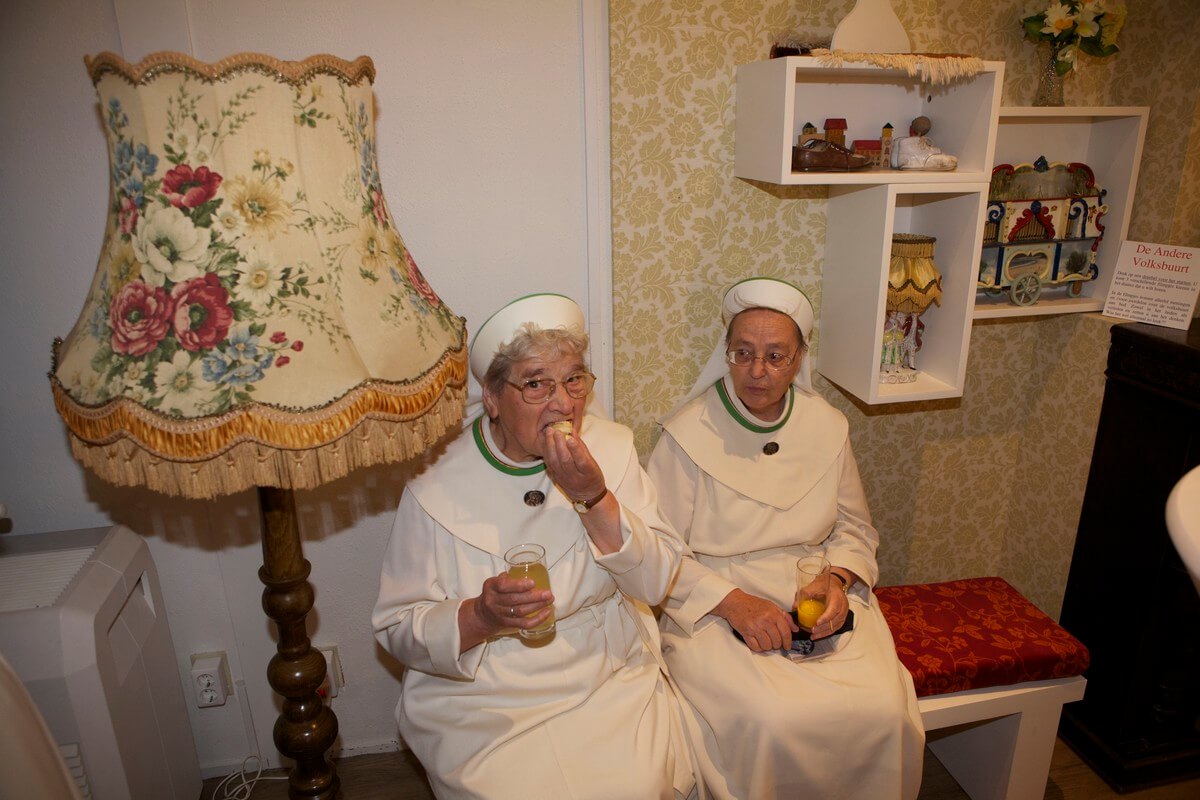 Na afloop een hapje en drankje in het Volksbuurtmuseum. Foto: Ton van den Berg