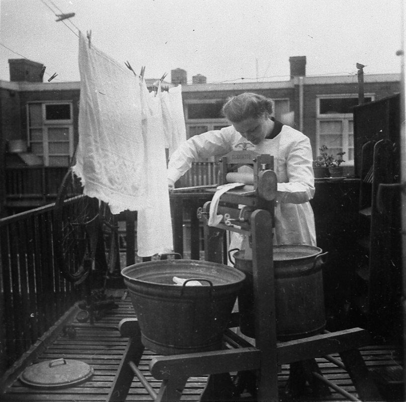 Een zuster Augustinesse aan het werk aan de tobbe van een familie in Wijk C. Foto: Volksbuurtmuseum Wijk C