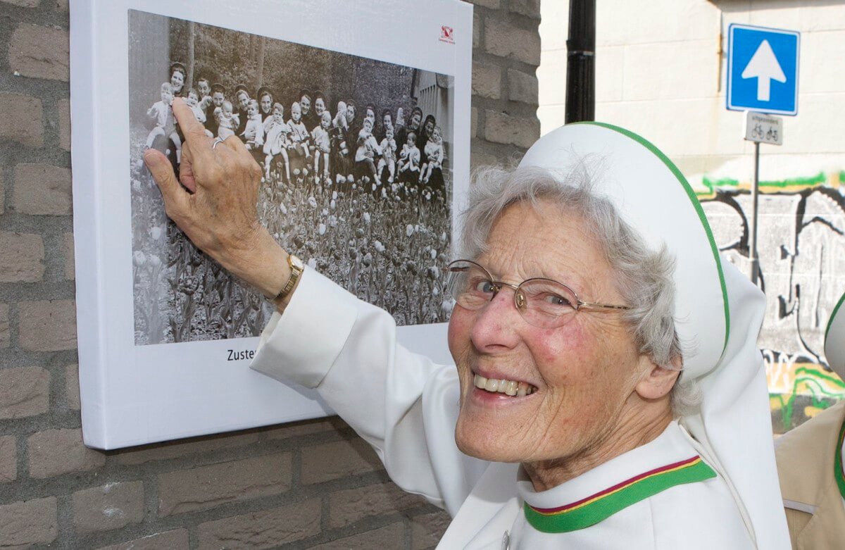 Zuster Laan herkent zich op de foto uit 1957. Foto: Ton van den Berg