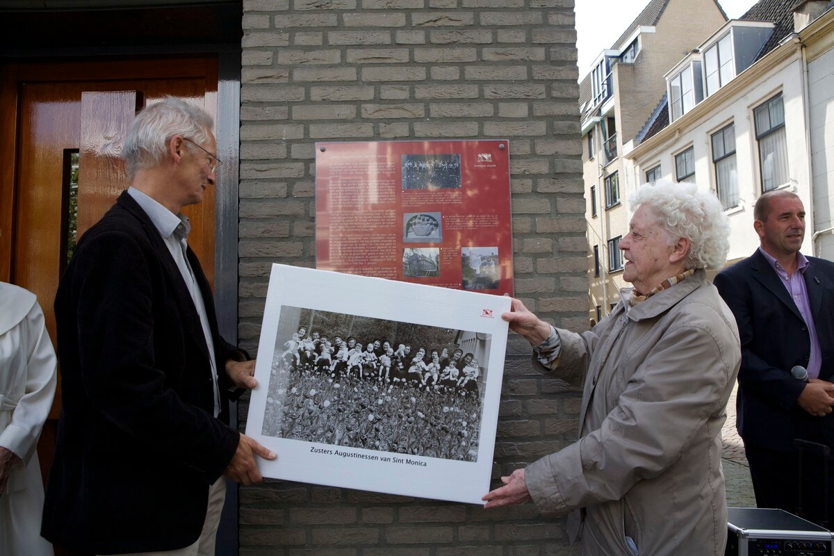 Albert van Wersch en Bep Jacobs onthullen het informatiebord. Foto: Ton van den Berg