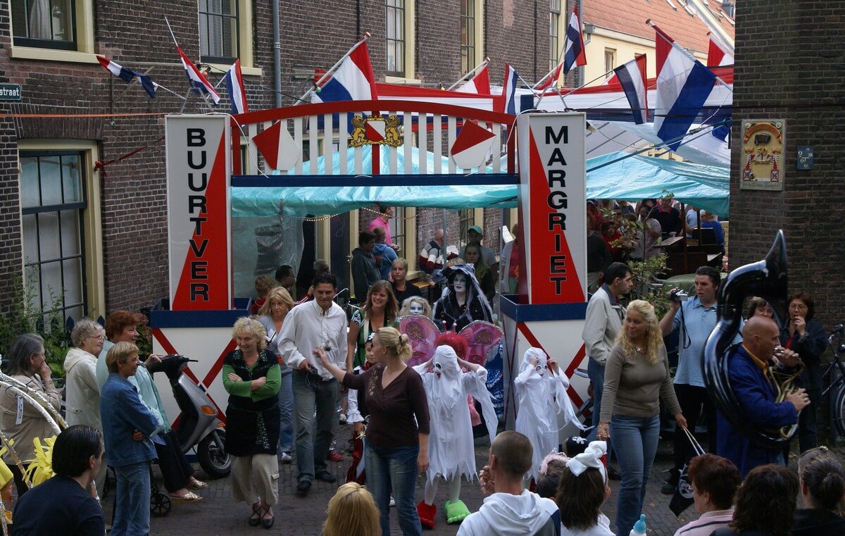 De optocht vertrekt uit de Kockstraat. Foto's buurtfeest 2007 Ton van den Berg