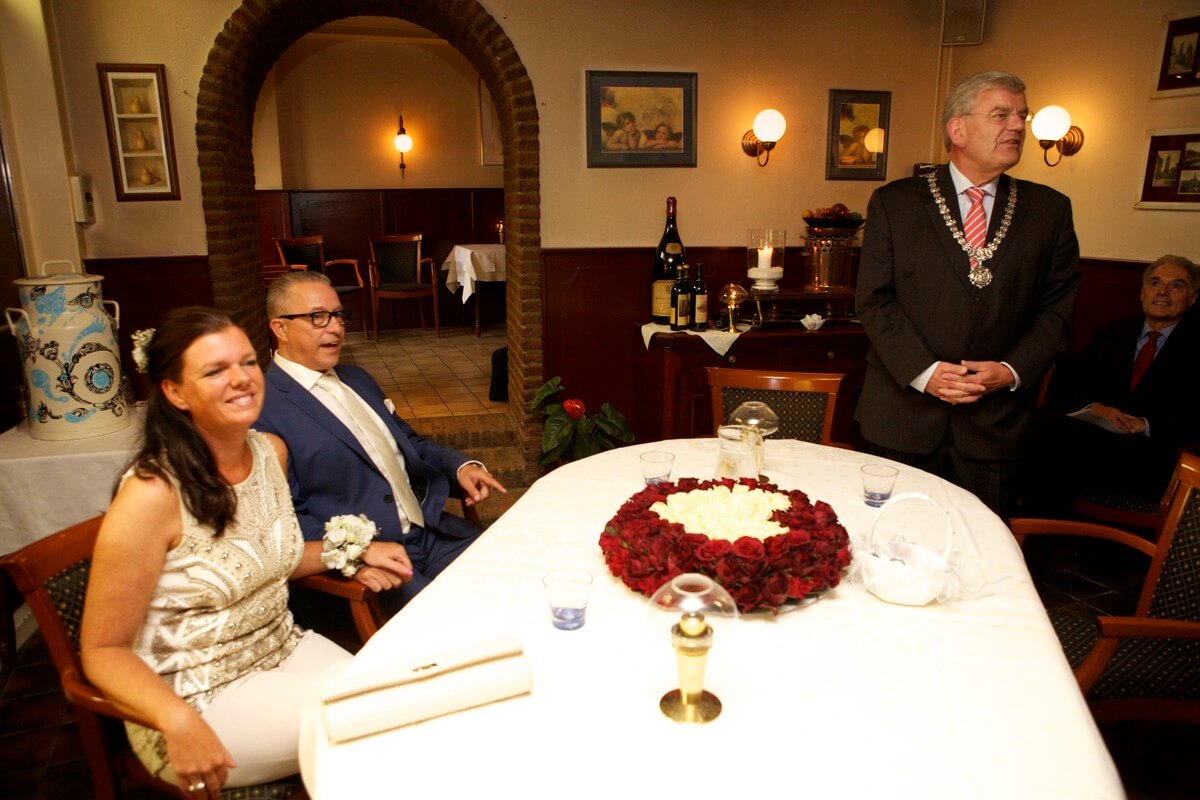 Een toespraak van de burgemeester. Foto's Ton van den Berg