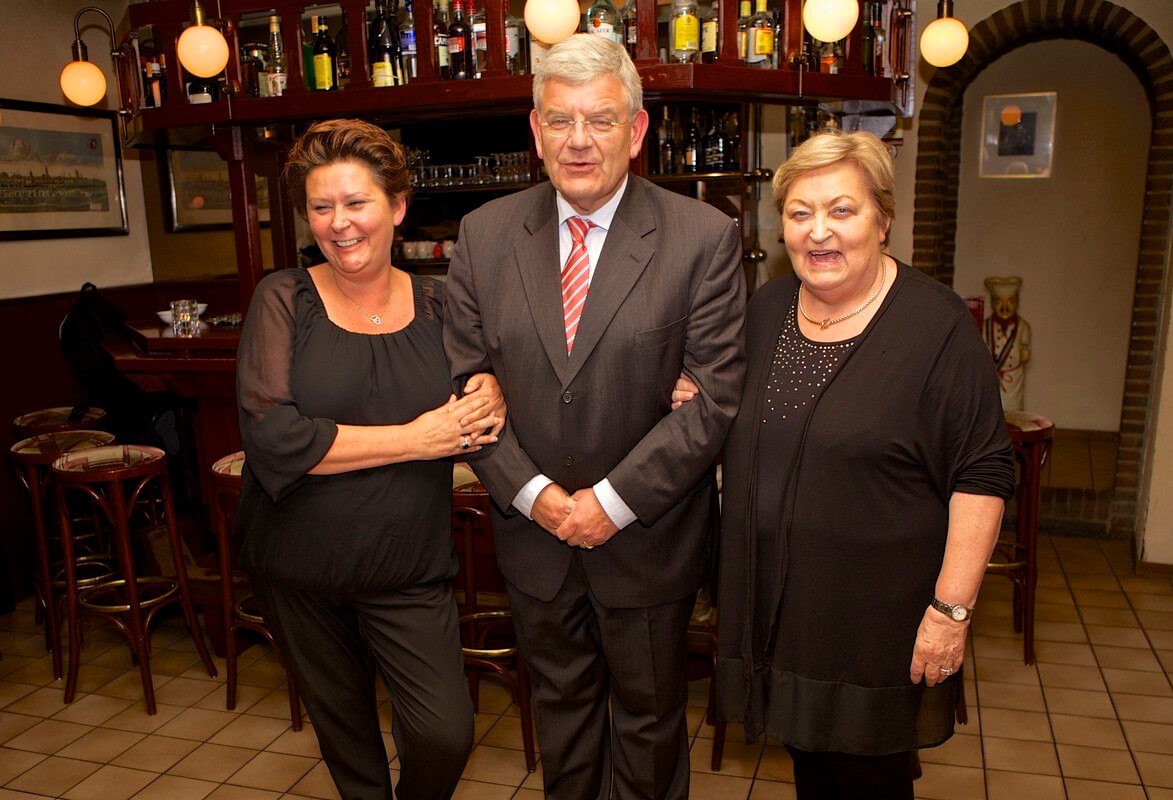 Van Zanen met Chez Jacqueline-eigenaresse Stien (rechts) en haar dochter Carolien. Foto: Ton van den Berg