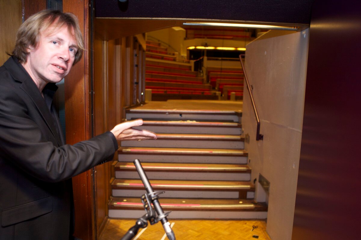 De dichter bij zijn trappetje naar het podium van de grote zaal. Foto: Ton van den Berg