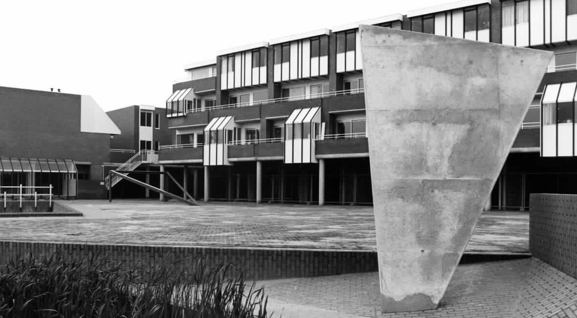 1981, de kunst staat al bij het winkelcentrum in aanbouw - links achteraan de 'gevarendriehoek' (foto: Utrechts Archief)