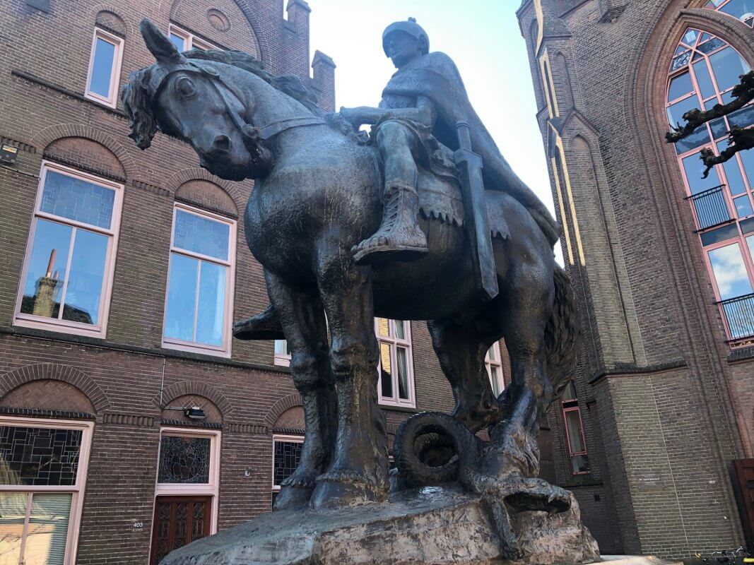 ... kronkelend, de bek wijd open gesperd als in een schreeuw, met de linker paardenhoef boven op zijn kop... Foto: JW