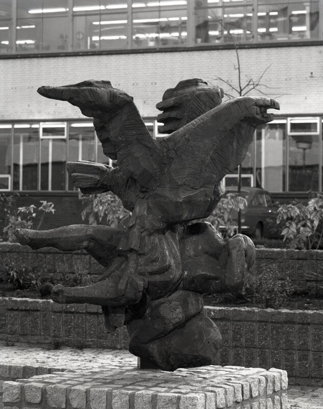 Prometheus in de tuin van het kantoor van de PUEM op Croeselaan 28, ergens tussen 1966-1975.