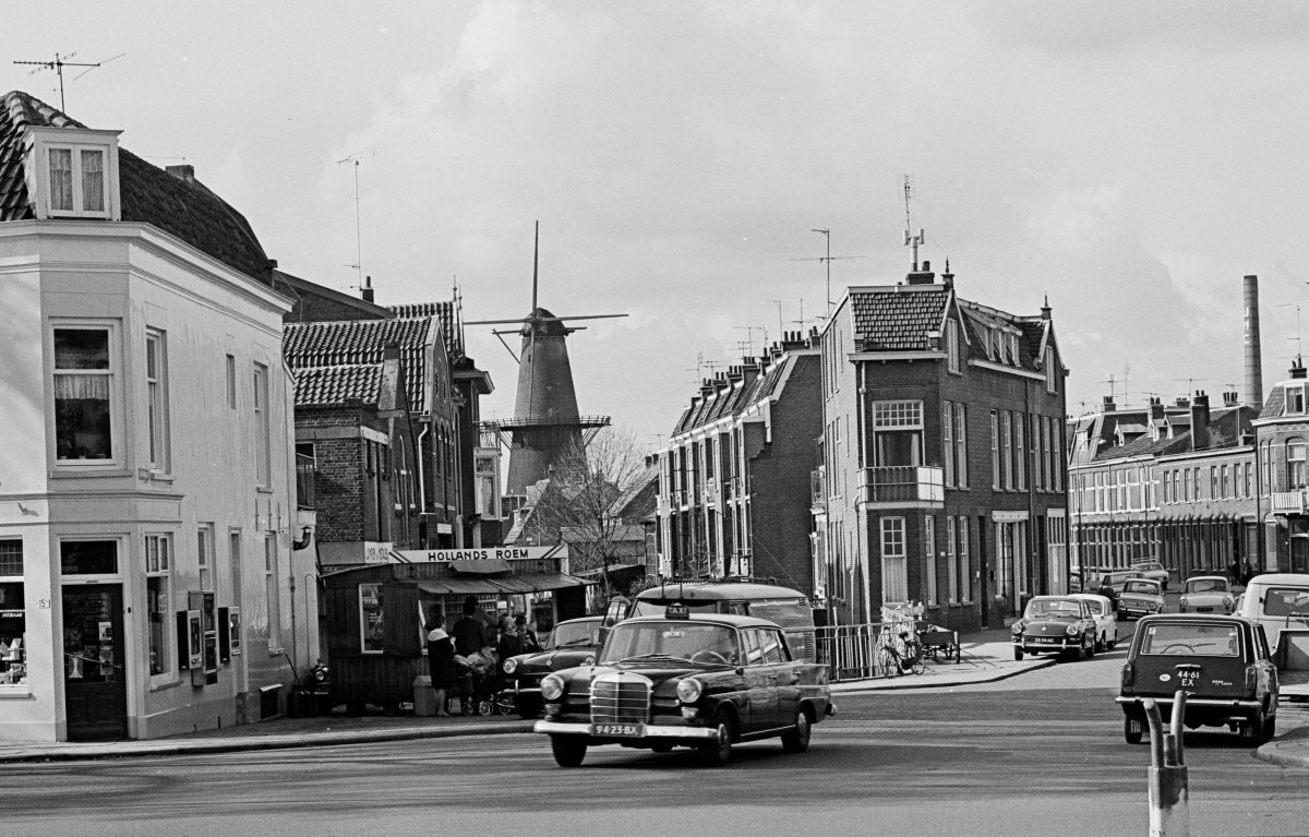De Hopakker (rechts) in 1969, de geplande verkeersweg kwam er niet. Op de voorgrond de haringkraam van Muis van Veenendaal. Foto: HUA