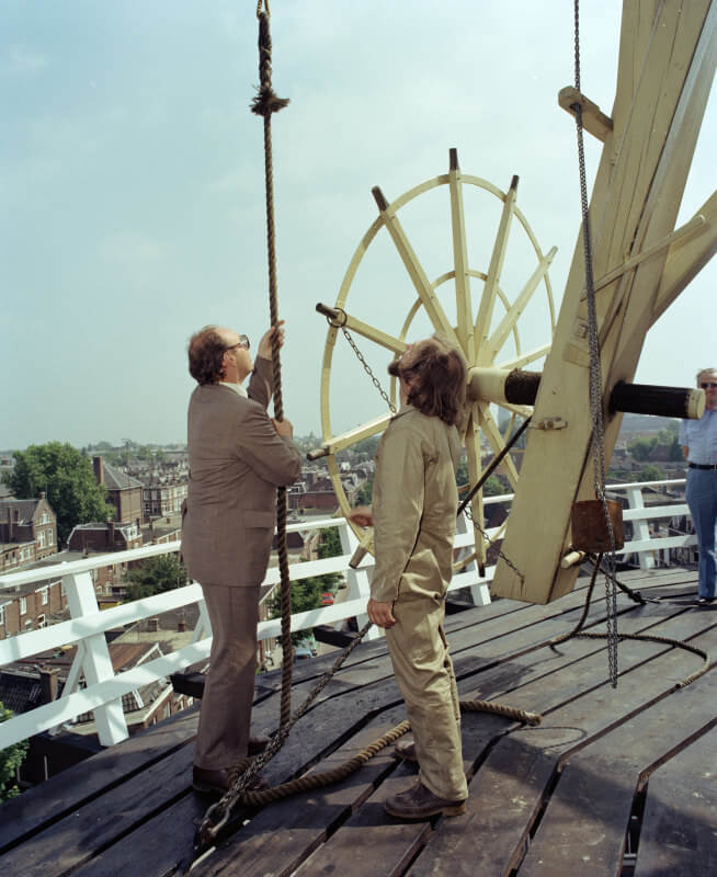 Wethouder A.J. Bransen en molenaar B. van Rijswjik in 1979 tijdens de officiële ingebruikstelling van de molen Rijn en Zon. Foto: HUA