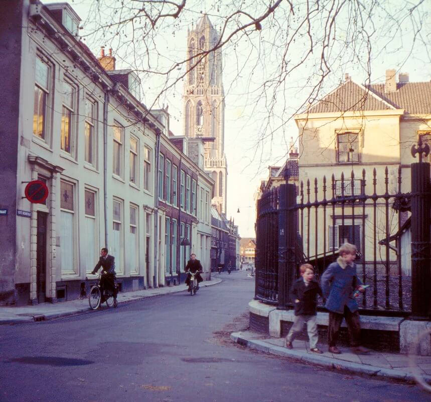 De Korte Nieuwstraat met rechts het hek voor de rechtbank in de Hamburgerstraat circa 1960. Foto: Henk Dam