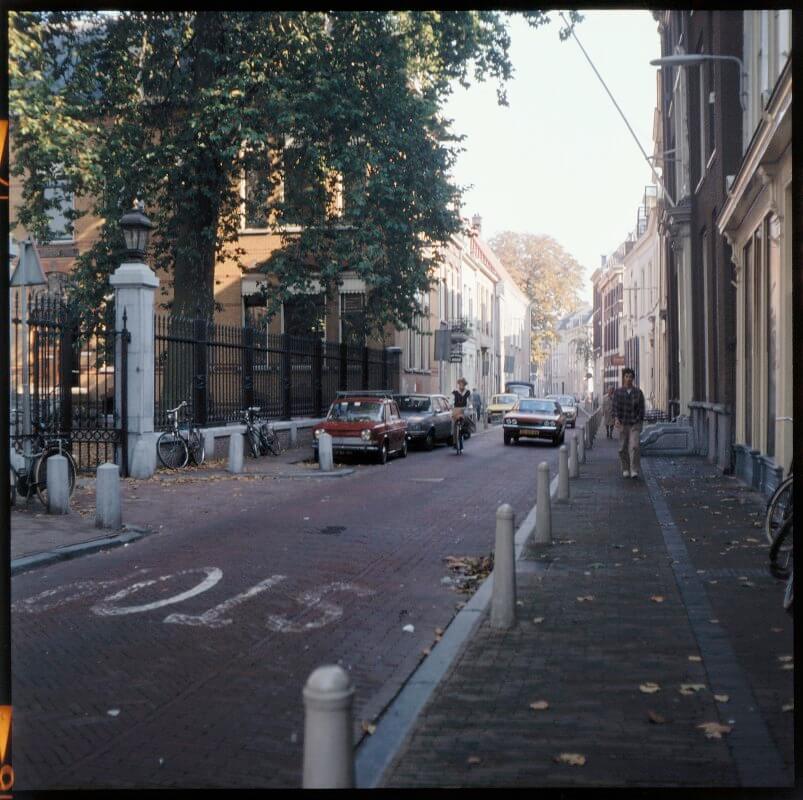 De Hamburgerstraat met links toegang tot plein rechtbank in jaren tachtig. Foto: Henk Dam
