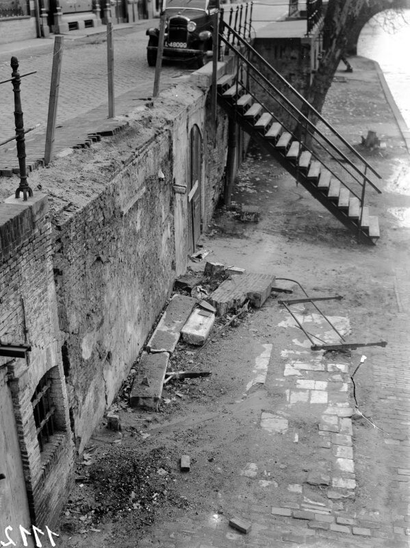 Foto van een in zeer slechte staat verkerende werfmuur in de jaren dertig. Foto: HUA