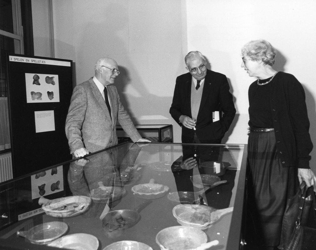 Henk Dam (links) in 1985 bij de opening van een expositie. Foto: HUA