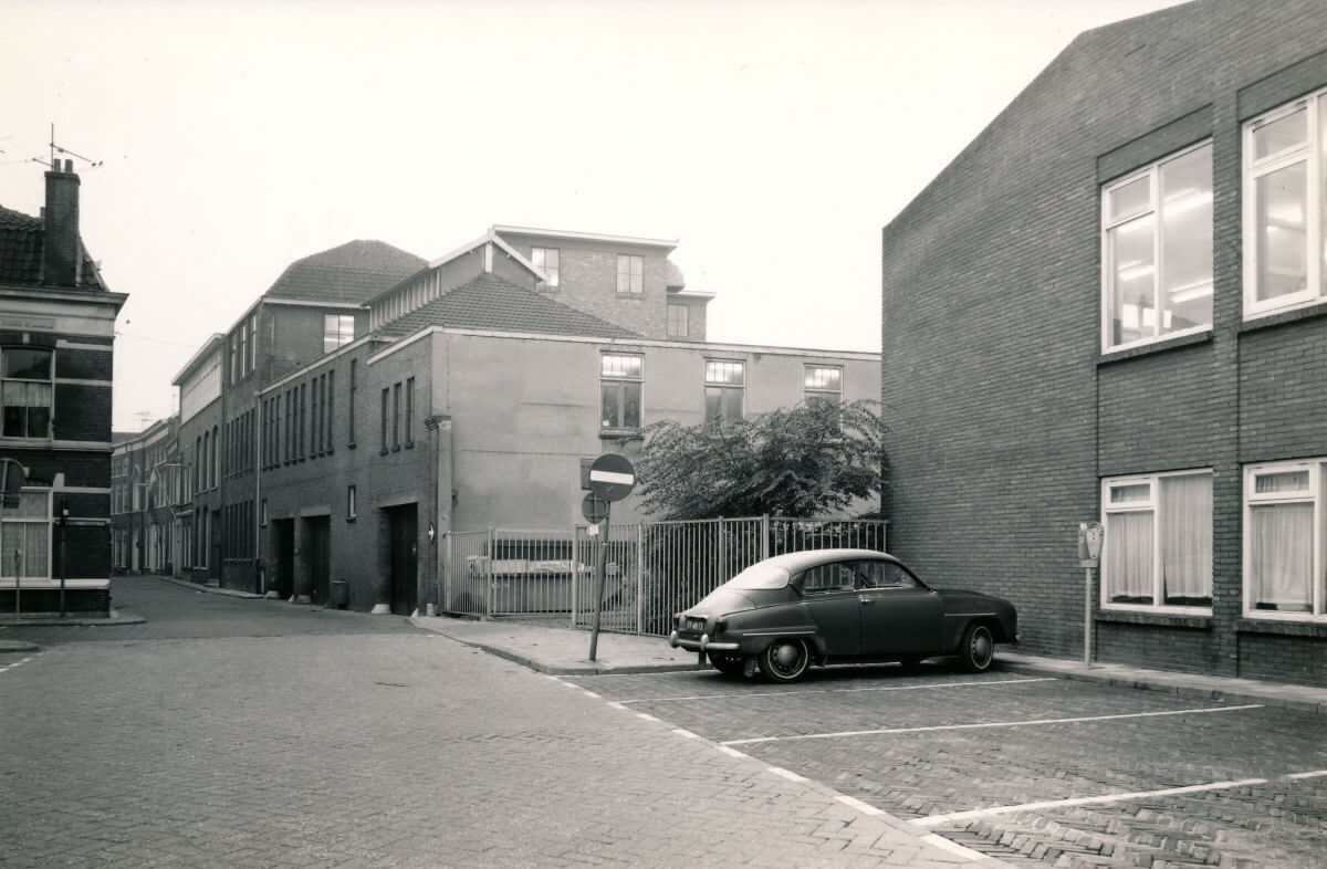 De gebouwen van de dienst Openbare Werken in Achter Clarenburg (gezien vanaf Vredenburg) in 1970. Foto: HUA