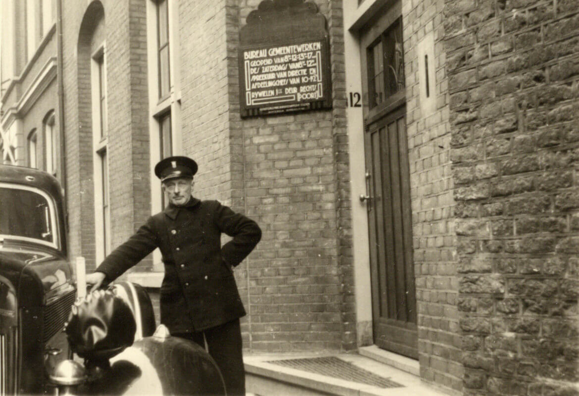 Directiechauffeur Gemeentewerken de heer Hoogendoorn in de jaren dertig bij de entree in Achter Clarenburg. Foto: HUA