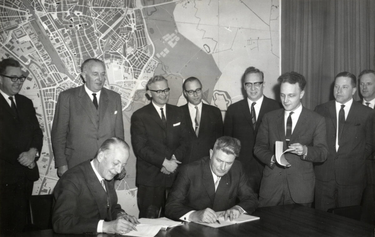 Directeur Openbare Werken J.H. Hoogendoorn (2e van rechts) op 25 februari 1964 bij de ondertekening rond de bouw van Hoog Catharijne met burgemeester De Ranitz en Brederobaas J. de Vries. Foto: HUA