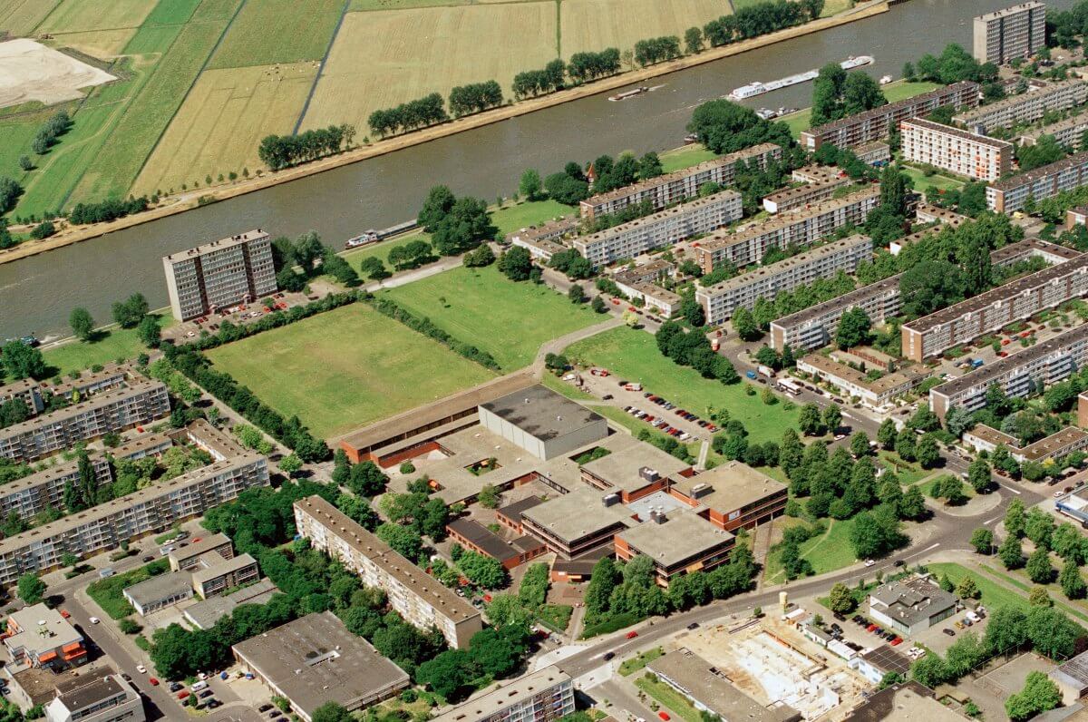 De scholengemeenschap Van der Vlist op de voorgrond in de wijk Kanaleneiland in 1999. Foto: HUA