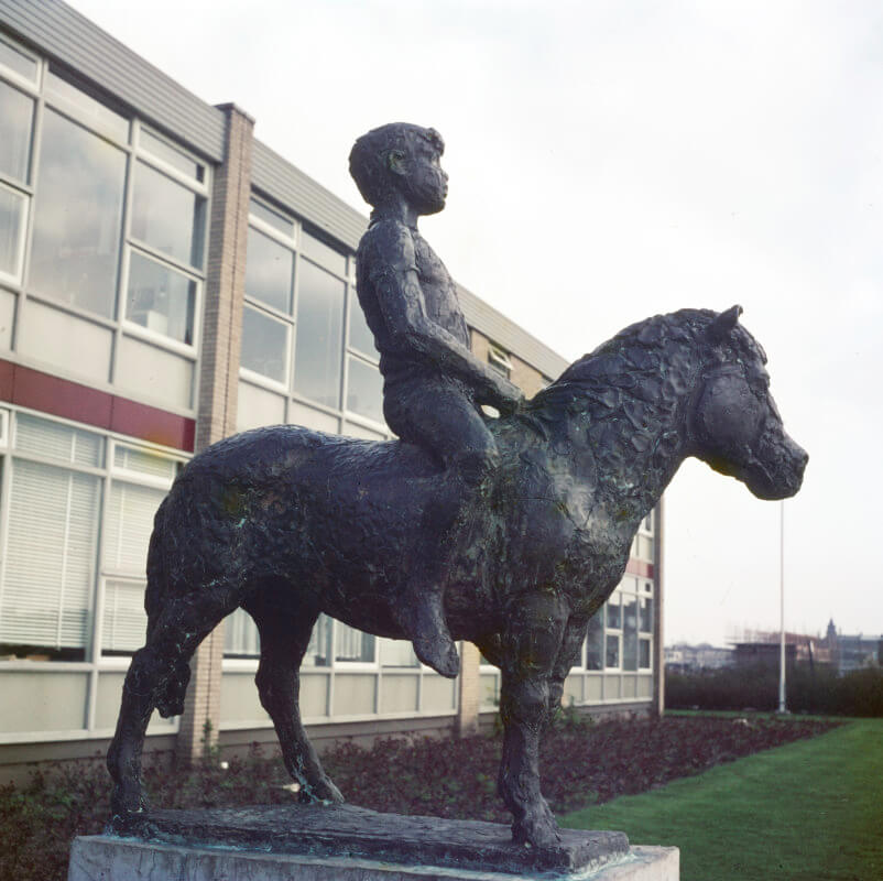 Pony met Kind, ontworpen door E. van Zanten, circa 1970 bij de openbare lagere Dr. G. Kerschensteinerschool en kleuterschool 't Wevertje (Wevelaan). Foto: Henk Dam