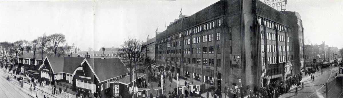 De Jaarbeurs op het Vredenburg in 1935 met links het Secretariaatsgebouw. Foto: HUA