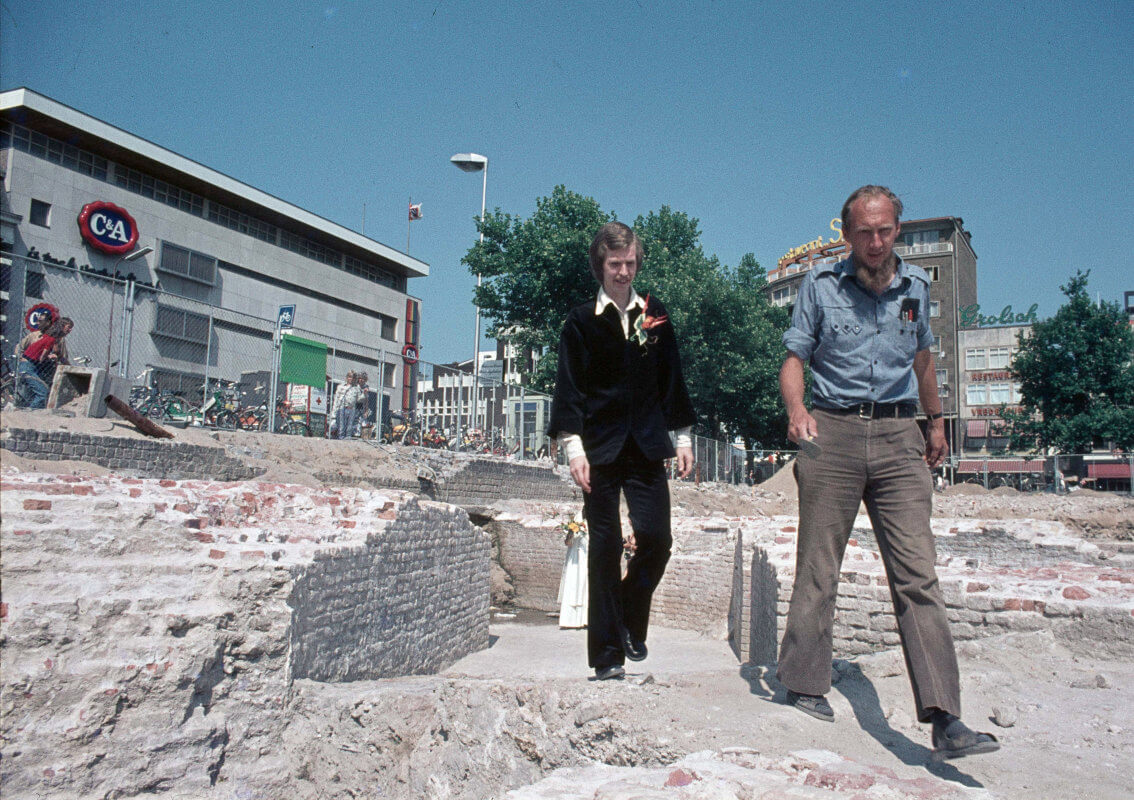 Rechts de stadsarcheoloog Tarq Hoekstra in 1976 bij de opgravingen op het Vredenburg. Foto: W. Uilenbroek/HUA