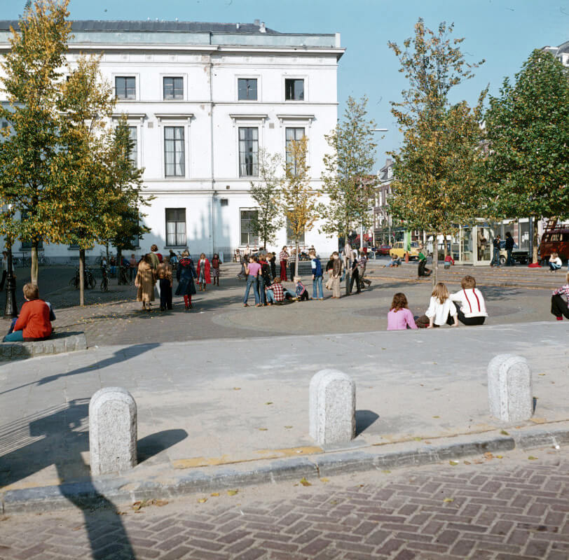 De verdiepte kuil bij voormalige Johannes de Deo in 1980 met op achtergrond gebouw K en W. Foto: Henk Dam