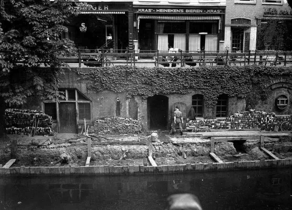 Muurplanten tegen de werfmuur van de Oudegracht in de jaren '50. Foto: HUA