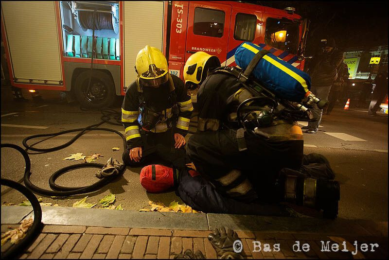 Brandweerlieden reanimeren een 'slachtoffer'. Foto: Bas de Meijer