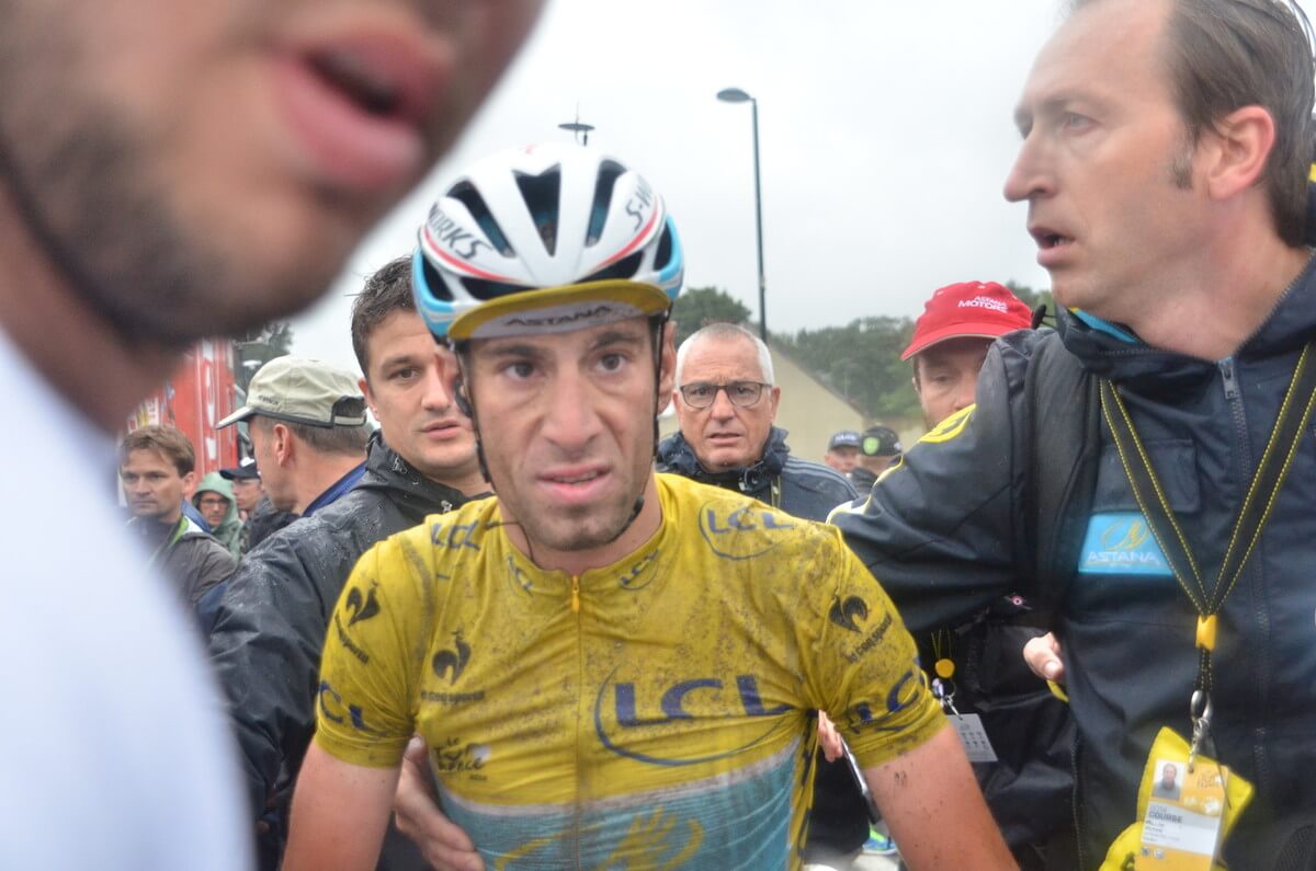 Vincenzo Nibali stevig in het geel in 2014. Foto: Jeroen Wielaert