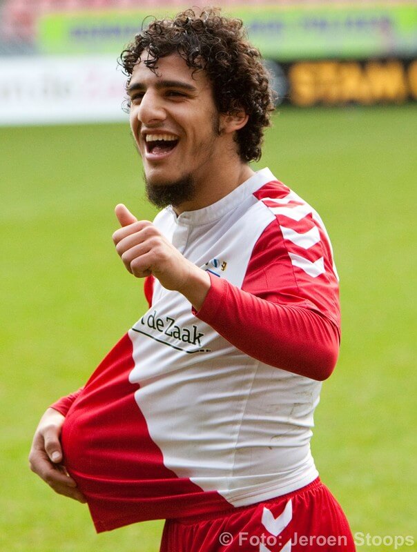 Ayoub viert zijn goal met bal onder het shirt. Foto: Jeroen Stoops