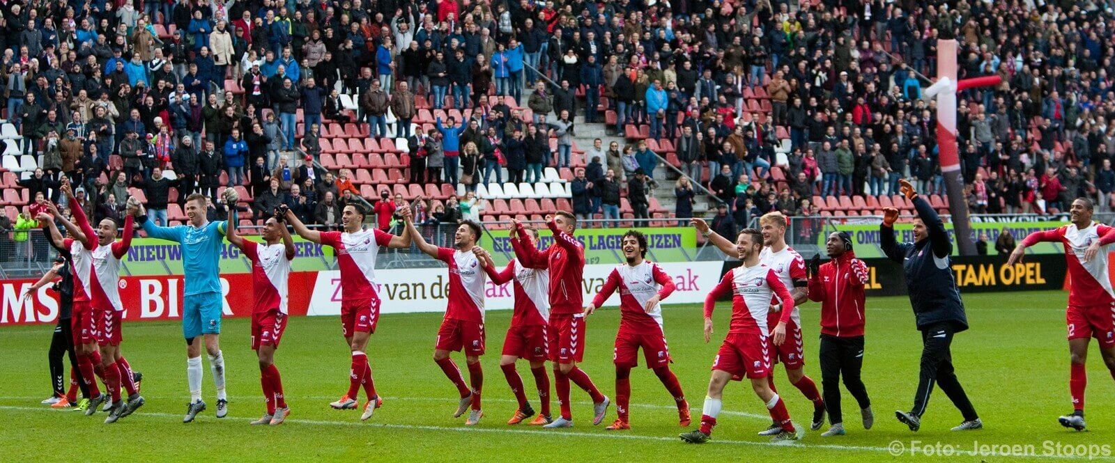 De spelers danken een lege Bunnik Side-tribune. Foto: Jeroen Stoops