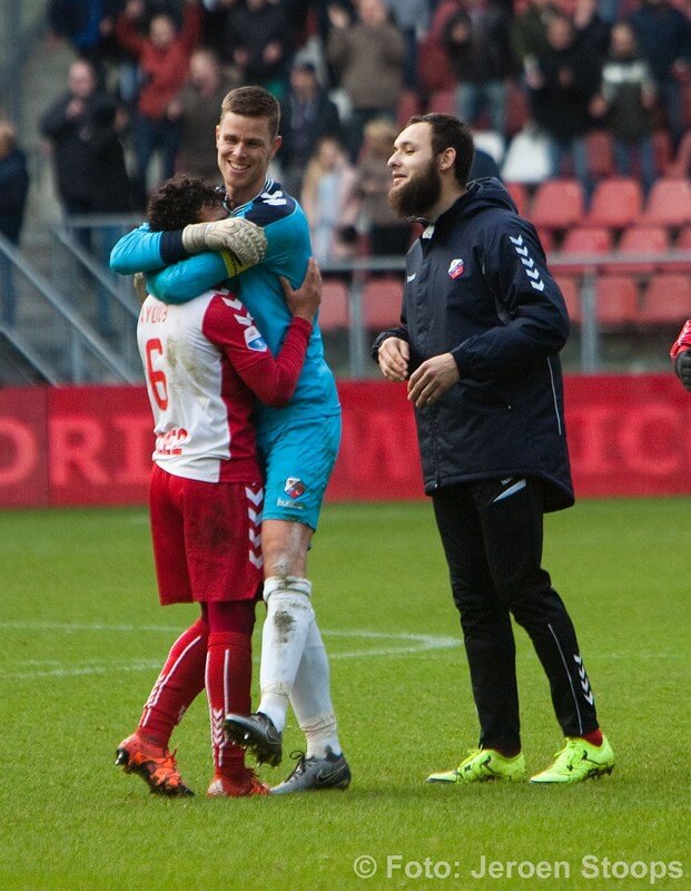 Na afloop viert doelman De Ruiter een feestje met doelpuntmaker Ayoub en Barazite. Foto: Jeroen Stoops